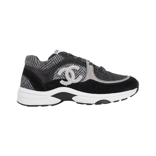 CHANEL CC Logo Herringbone Tweed Sneaker – Black / Gray – product view