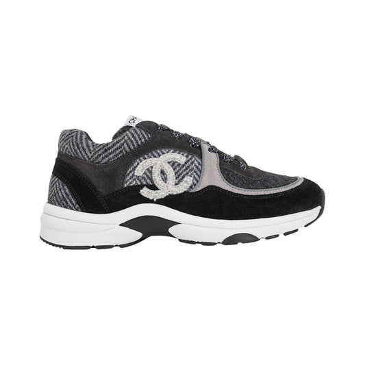 CHANEL CC Logo Herringbone Tweed Sneaker – Black / Gray – product view