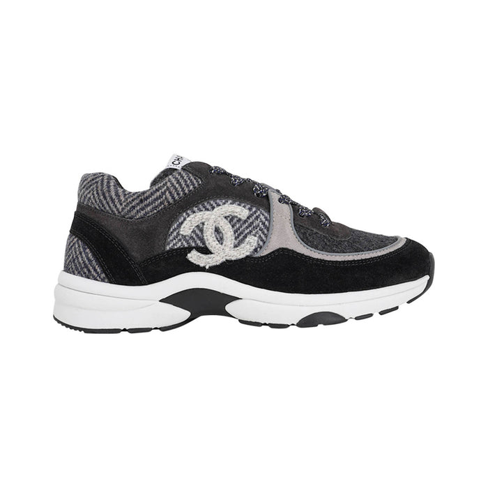 CHANEL CC Logo Herringbone Tweed Sneaker – Black / Gray – product view