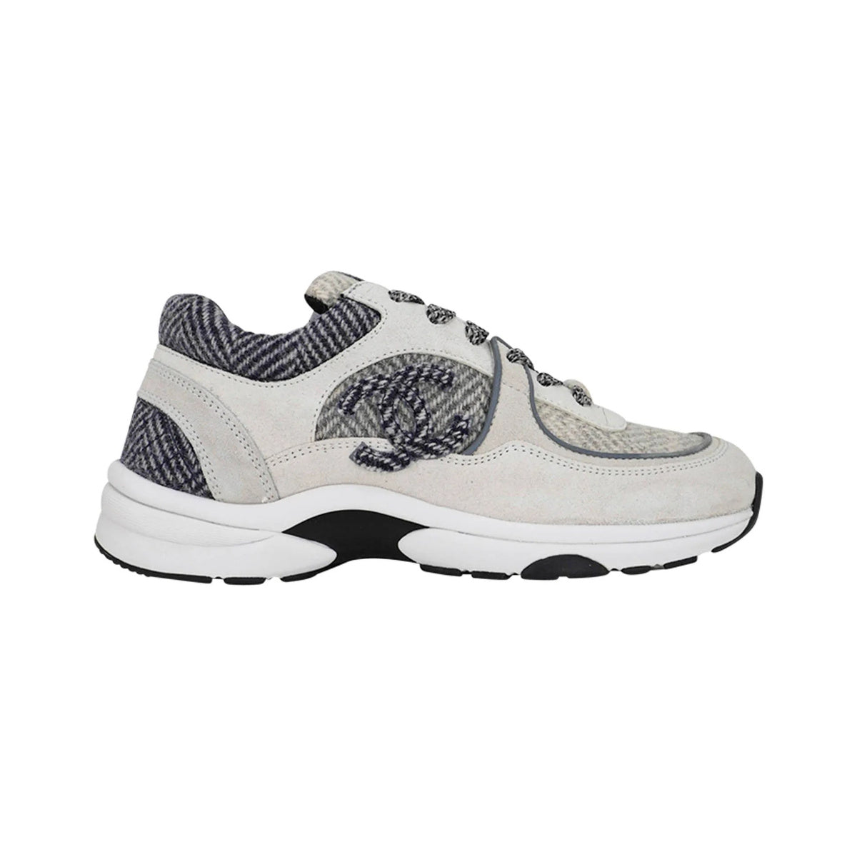 CHANEL CC Logo Herringbone Tweed Sneaker – Tricolor Gray – product view
