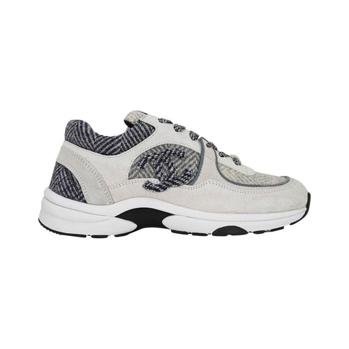 CHANEL CC Logo Herringbone Tweed Sneaker – Tricolor Gray – product view