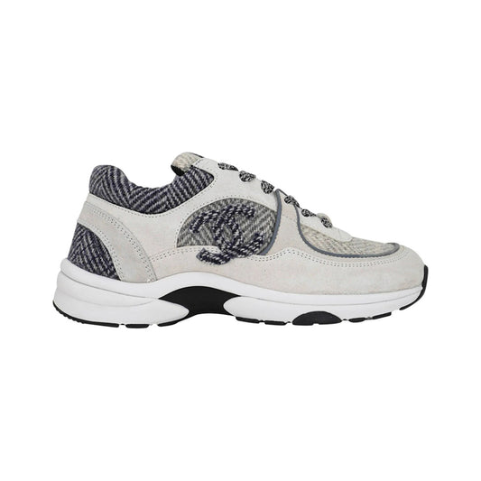 CHANEL CC Logo Herringbone Tweed Sneaker – Tricolor Gray – product view
