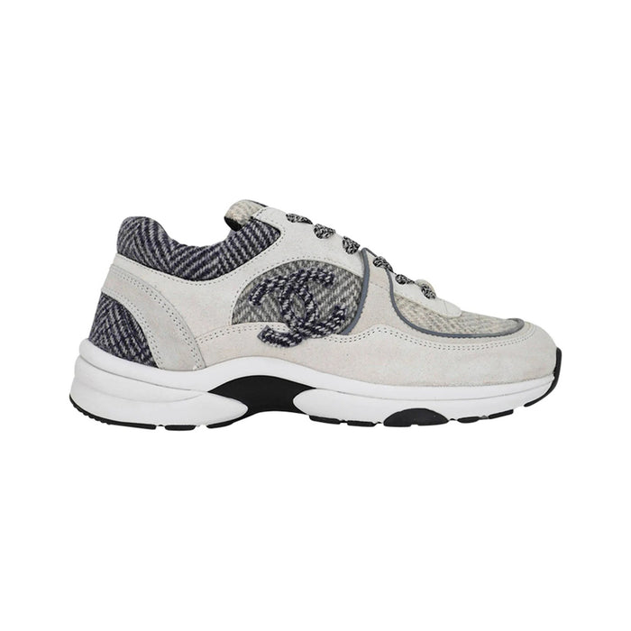 CHANEL CC Logo Herringbone Tweed Sneaker – Tricolor Gray – product view